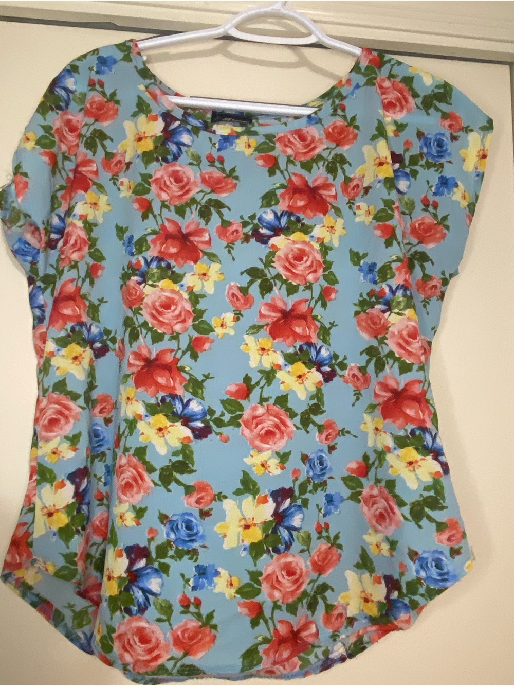 Women's Size Medium Light Blue colorful Floral Short-Sleeve lightweight  Blouse